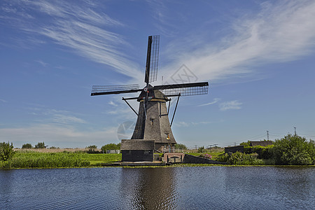 荷兰Kinderdijk附近古老的风车图片