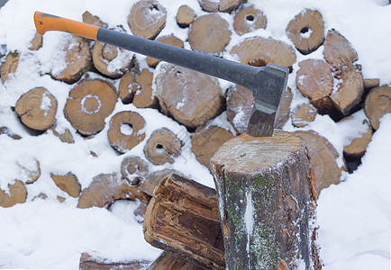 冬季储存木柴的树桩轴叶子工作工具日志活力金属木头木材收成橡木图片