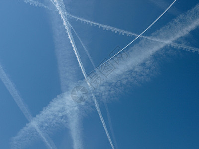 阳光明媚的天上闪亮的天空喷射云景运输日光翅膀飞机痕迹场景旅行速度图片