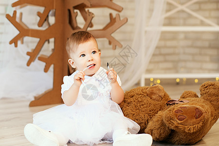 女婴 在内地和Chri有软棕色泰迪熊快乐玩具喜悦童年孩子幸福婴儿情感乐趣公主图片