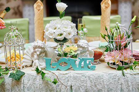 餐厅桌子上的花朵的美丽婚纱装饰品用餐环境丝带接待菜单礼物风格装潢花束玻璃图片