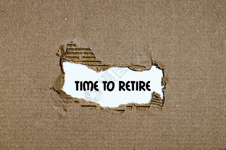 在撕破纸后面出现的退休时间字词困境生活手指就业安全工作木板帐户概念商业图片