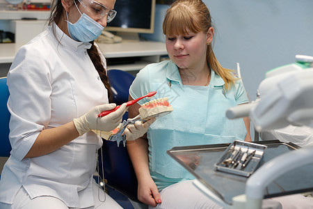 牙医接待处的病人实习生牙齿微笑镜子临床卫生药品治疗成人女性图片
