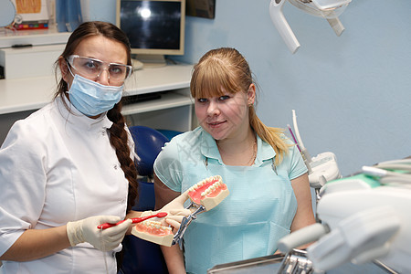 牙医接待处的病人生活方式访问治疗微笑诊所牙科钻头镜子临床女性图片