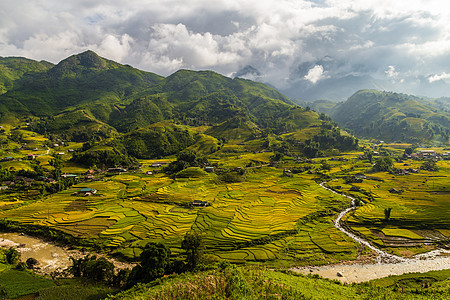 越南河谷 有稻田和村庄图片