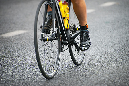 在自行车比赛期间 无法辨认的专业骑自行车运动员 笑声男性领导者赛车手轮子男人挑战团队街道运输竞争者图片