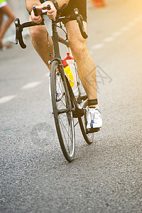 在自行车比赛期间 无法辨认的专业骑自行车运动员 笑声竞争者领导者物理轮子运输运动竞赛沥青挑战行动图片