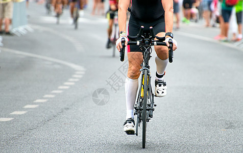 在自行车比赛期间 无法辨认的专业骑自行车运动员 笑声行动运动挑战街道赛车手男人轮子领导者运输男性图片