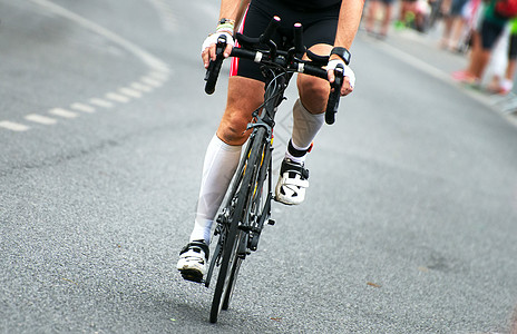 在自行车比赛期间 无法辨认的专业骑自行车运动员 笑声挑战男性速度竞争者男人物理街道团队运输行动图片