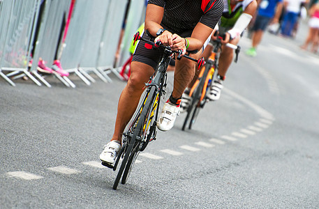 在自行车比赛期间 无法辨认的专业骑自行车者赛车手竞争者速度团队运动轮子锦标赛男人物理旅游图片