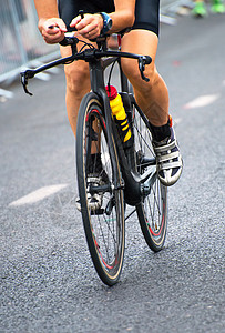 在自行车比赛期间 无法辨认的专业骑自行车运动员 笑声男性锦标赛竞争者赛车手团队街道挑战物理沥青男人图片