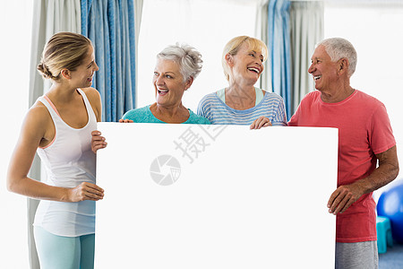 持有海报的教官和老年人屏幕闲暇练习疗养院托儿所人员讲师诊所男人快乐图片