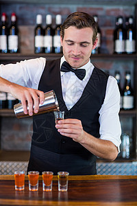 把龙舌兰酒倒在杯子里乐趣职业酒会餐厅夜生活酒精娱乐男人夜店庆典图片