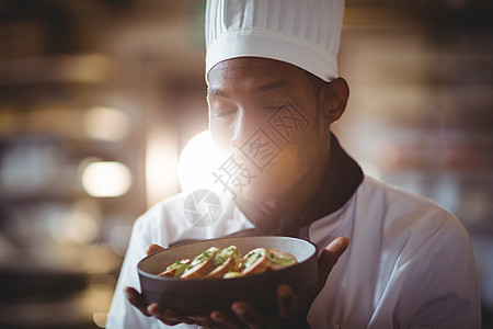 用眼睛闭着闻闻食物的厨师厨房制服黑色白人沙拉男人餐饮商业男性美食图片