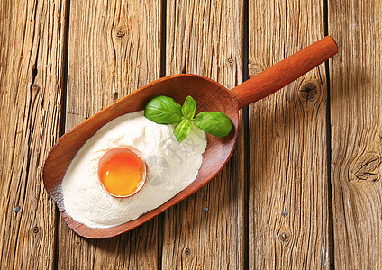面粉和新鲜鸡蛋木头用具木勺蛋黄厨房食物乡村蛋壳图片