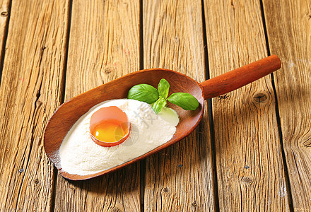 面粉和新鲜鸡蛋食物木头乡村用具蛋黄厨房木勺蛋壳图片
