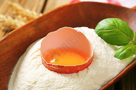 面粉和新鲜鸡蛋乡村食物蛋壳用具木头蛋黄木勺厨房图片
