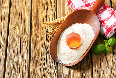 面粉和新鲜鸡蛋木勺木头用具蛋黄食物厨房蛋壳乡村图片