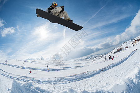 滑雪机跳过蓝天空气速度山脉运动乐趣自由骑术滑雪板青少年滑雪图片