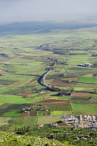 农业田地小城市高速公路的空中观景图片