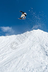 滑雪机跳过蓝天木板青少年速度乐趣成人高山天空空气娱乐极限图片