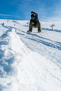 滑雪机跳过蓝天乐趣木板人心天空山脉便车极限空气寄宿生岩石图片