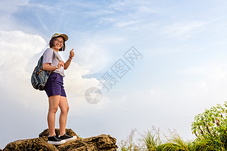 普济花山的旅游少女游客姿势风景远足者顶峰青少年天空眼镜假期女士图片