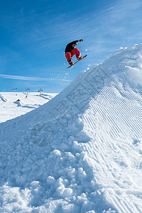 滑雪机跳过蓝天运动乐趣滑雪成人天空娱乐便车人心青少年速度图片