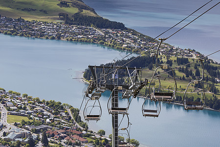 皇后镇和瓦卡提普湖的天际城市景观场景假期旅游天空顶峰游客升降椅图片