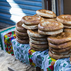 吉尔吉斯斯坦奥什Osh星期天市场场景菱形街道生活旅行食物旅游零售市场男人图片