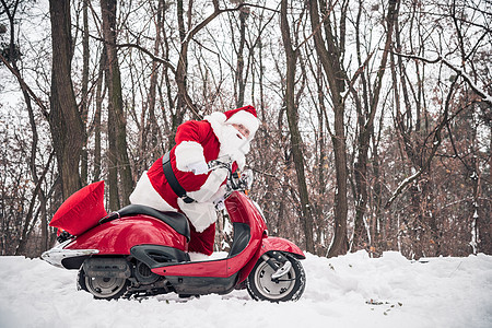圣诞老人骑着红色摩托车假期季节新年胡子解雇时候问候语运输男人水平图片
