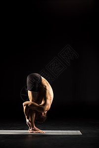 站在瑜伽姿势的男人脉轮肌肉卫生灵活性运动员保健平衡冥想运动活力背景图片