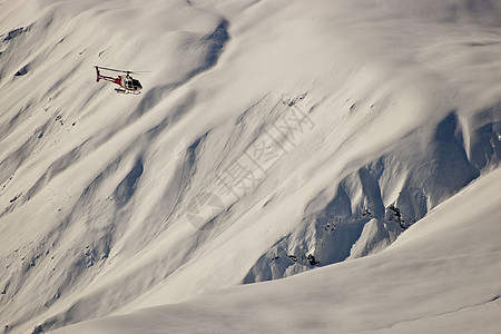 山里的直升机航班天空季节冒险假期旅行运动生活蓝色旅游图片