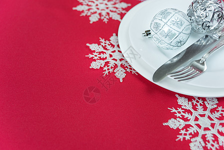 红白圣诞桌水平宴会假期盘子厨房白色服务银器餐厅桌子图片