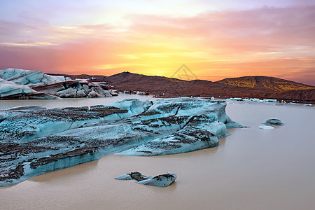 日落时冰岛的Jokulsarlon 冰川和湖泊火山岩咆哮者冰山火山蓝色岩石图片