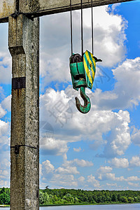 黄绿钩 一个建筑起重机 在反面的绳子上图片