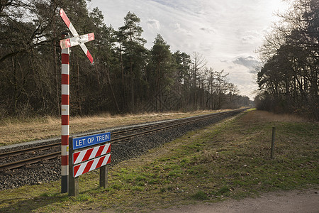 无人看守的铁路过境点枕木金属运输交通状况网络风险行政人员指示牌危险图片
