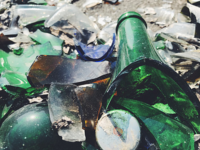 很多破碎的彩色瓶子 玻璃背景蓝色粉碎墙纸颗粒啤酒粒子休息环境垃圾马赛克图片