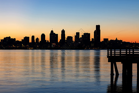 西雅图西雅图天线 太阳升起时从码头图片