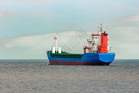 蓝货船物流血管进口航海红色货物航行运输海洋船尾图片