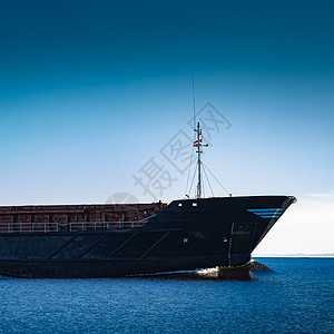 黑货船的船首弓船运航行商业天空海洋血管货运运输进口蓝色图片