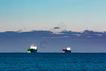 货轮远远运输绿色天空货物船舶货运海洋出口红色航海图片