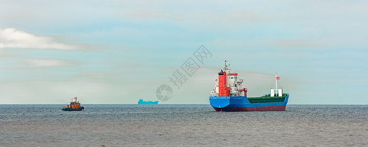 蓝货船船运血管海洋船尾商业航行物流红色货物货运图片