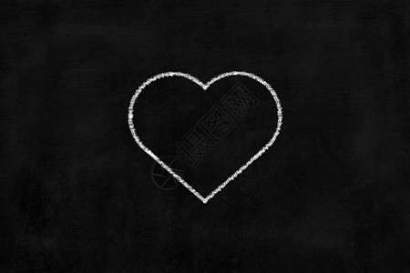 黑板背景上的心粉笔画图片