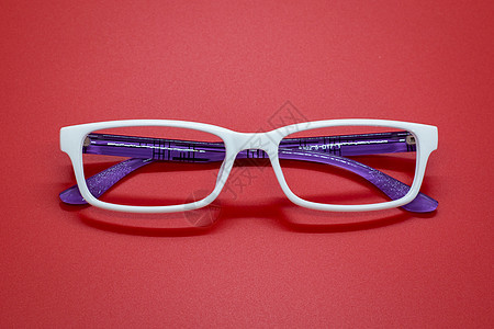 红色背景的现代时装眼镜 玻璃杯光学镜片阅读奇观白色反射框架紫色极客眼睛图片