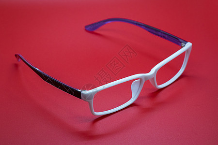 红色背景的现代时装眼镜 玻璃杯塑料框架奇观眼睛光学镜片玻璃近视极客验光图片