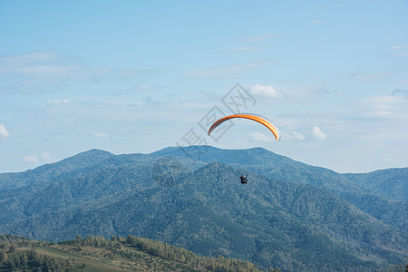 山剪影山岳的滑坡剪影运动员降落伞段落航班优胜者行动跳伞运动活动背景