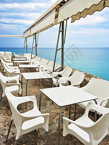 海边咖啡馆的白桌图片