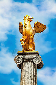 佩地上的格里芬雕塑晴天艺术旅行城市地标柱子动物怪物金属天空图片