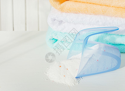 衡量杯中的毛巾和洗衣粉浴室洗衣店木板衣夹纺织品蓝色打扫浴巾塑料黄色图片